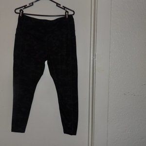 Danskin EUC Dark Camoflage Yoga Exercise Capri Pants Sz XL